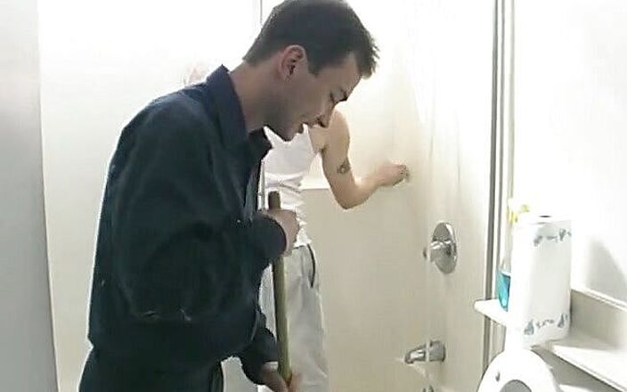 Bareback TV: Blank homopaar pik zuigend in de badkamer