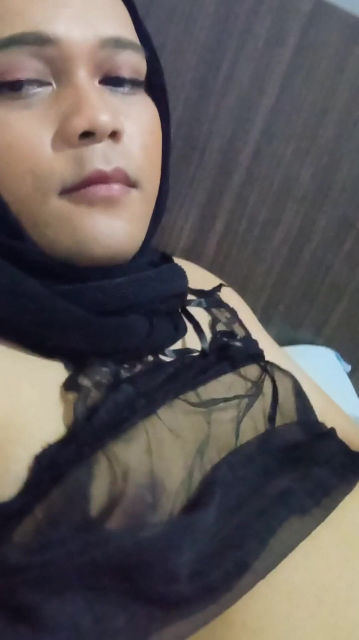 Ivvy Ivanka: Crossdresser em lingerie esfregando seu pau