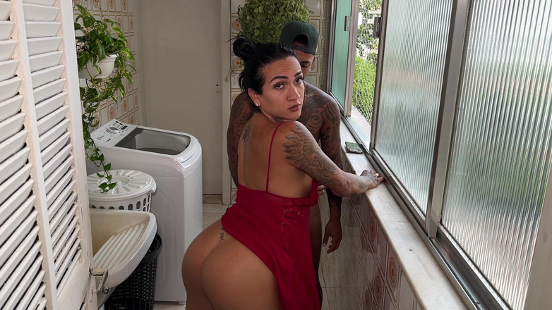 Slutty boys TS: 我的男朋友下班回家时被坚硬的鸡巴操，他想让我看起来像一个婊子，全身都插进我的菊花