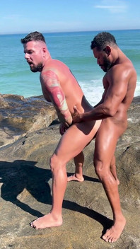 Fodido na praia por um pau preto