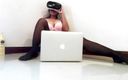 Asian Pussy Vision: Regarder un porno VR et porter un vibromasseur dérapant
