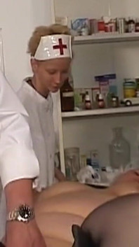 Il dottore gioca con un paziente maturo mentre l'infermiera lo succhia