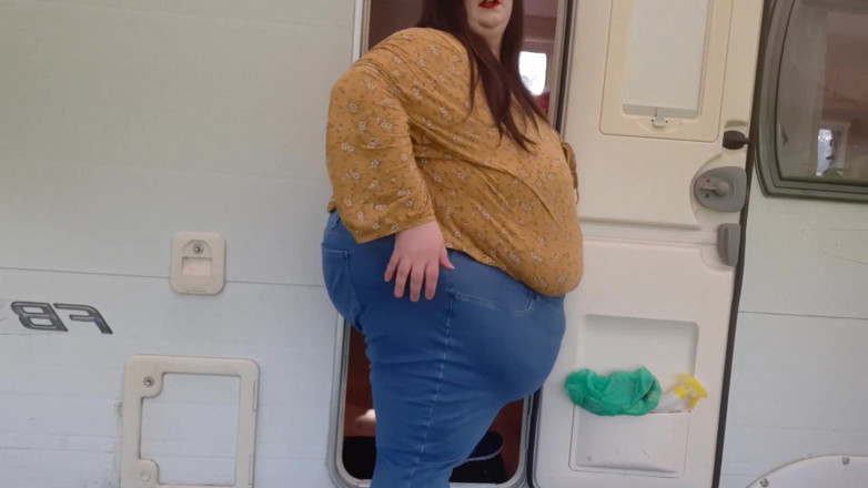 SSBBWLadyBrads: SSBBW vs malé dveře