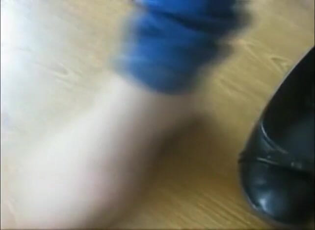 Foot Girls: Crushing small soldier toy