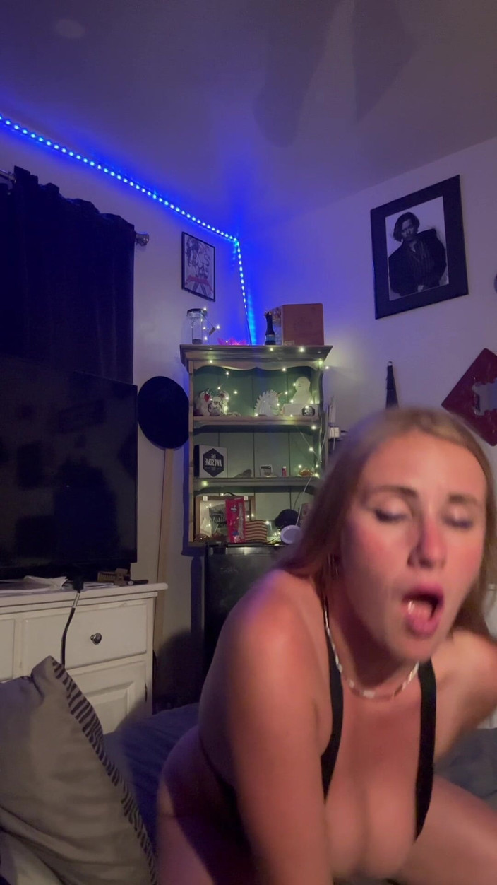 April Sparx: April Sparx usando lovense tentando não causar um alvoroço