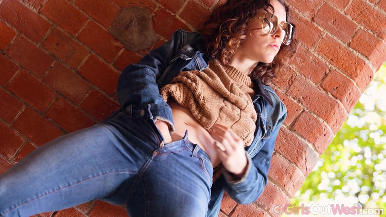 Girls Out West: ホット幅ティーンは彼女のパンティーを脇に引っ張って、屋外で彼女の毛むくじゃらの猫を指