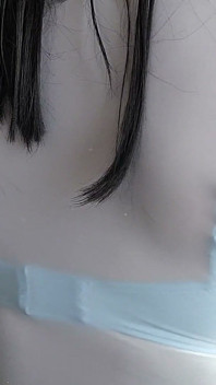 ลูบหน้าอกฉัน