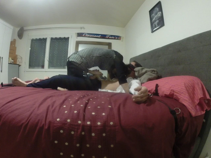 Sirene: Elle me baise avec un gode ceinture