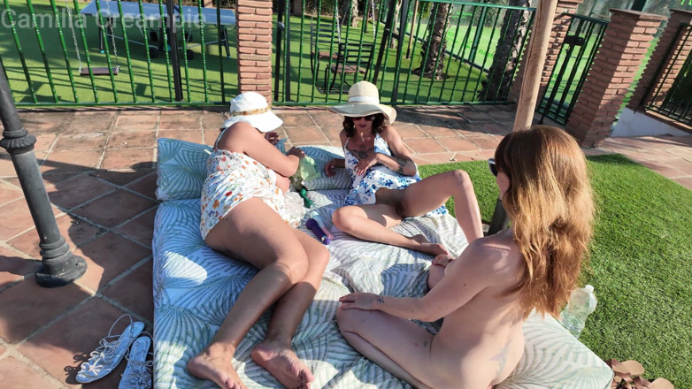 Camilla Creampie Girls: Sunshine Lesbijski trójkąt z zabawkami