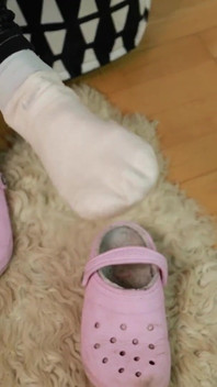 Slitna rosa träskor & smutsiga vita strumpbyxor - Svettig &Begagnad!