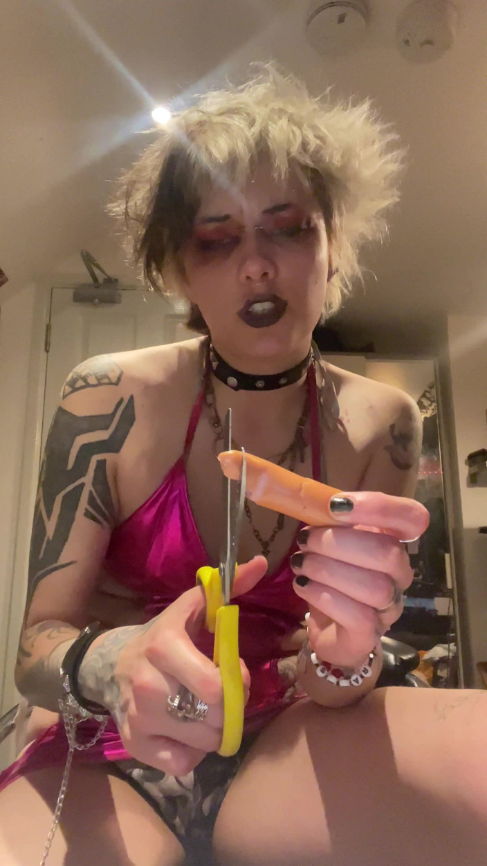 Glitterqueen1999: 哥特朋友留下来发现你在撸管并切断它