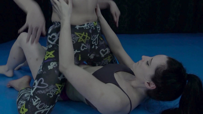 Princess Nikki - My Lesbian Fetish Clips: Dvě nadržené a sexy dámy v zápase v tělocvičně a...