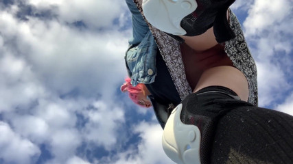 Dirty slut 666: Podívejte se na moji kundičku pod sukní na longboardu