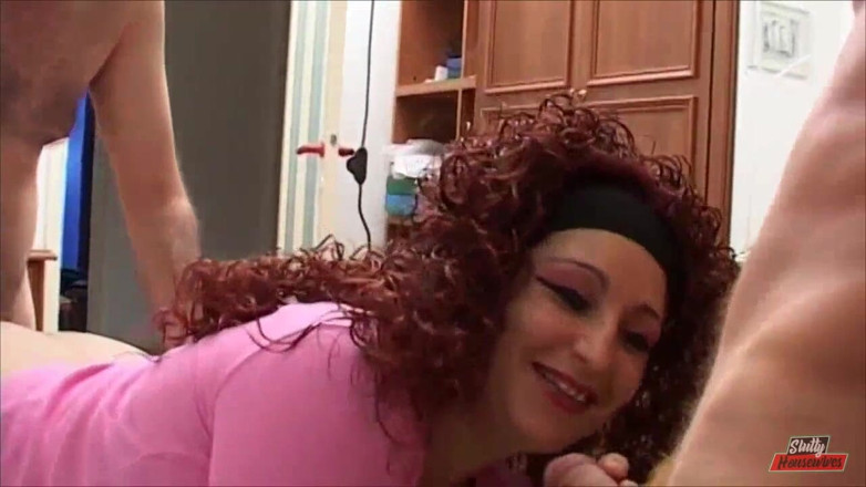 Vere Casalinghe Italia.: Horny MILF sucks two cocks and gets wet with hot...