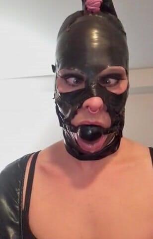 Sabrina Sissy: Sabrina Sissy fetiš latexová maska a dávivý míč