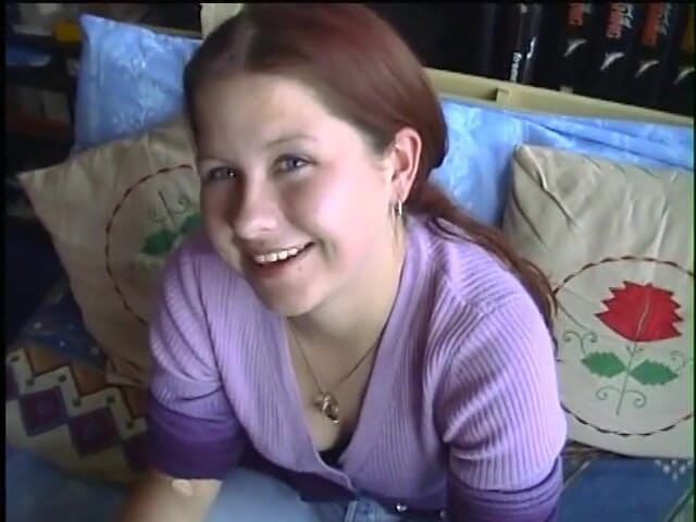 Old Good Porn: Jonge brunette stript en geeft een harde pik een hongerige...