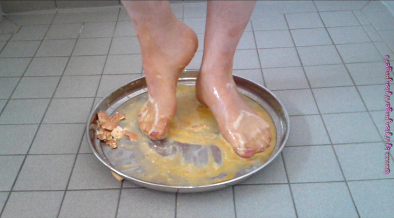 Carmen_Nylonjunge: Crush the raw eggs and piss ** nylon foot crushing **
