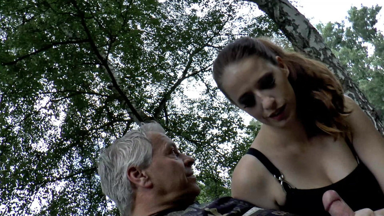 MMV Films and Clips XXX: La Provocante All'aperto Si Trasforma in Una Scopata Selvaggia in...