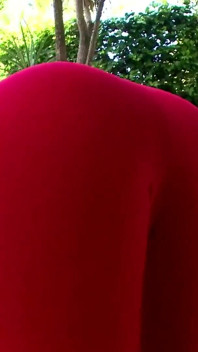 Blond milf suger hård dong utomhus