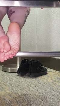 Rimozione delle scarpe e strusciamento del piede