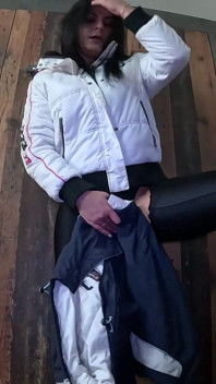 Double downjacket fétiche - danse sexy, toucher doux et masturbation 325