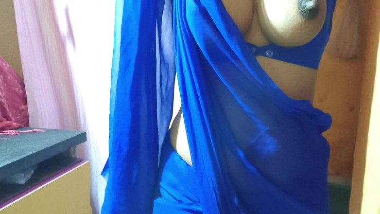 Hotpooja86900: Une bhabhi joue en solo avec une silhouette sexy montrant...