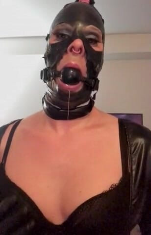 Sabrina Sissy: Sabrina sissy fetish maschera in lattice e gag ball