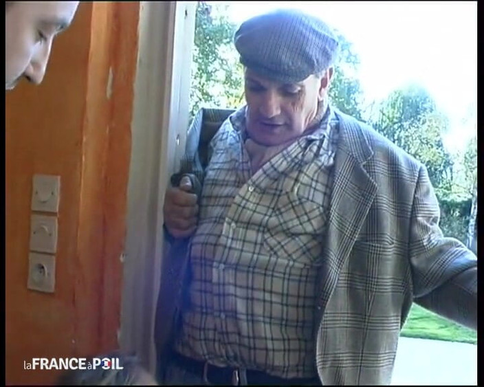 French Family Secrets: Grande puta loira peituda recebe gangbang