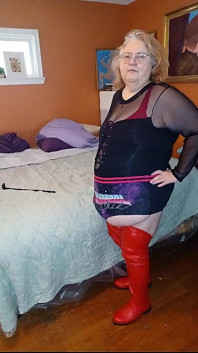 Kırmızı kalçalı hemşire Vicki'nin çizmeli fotoğrafları videoya döndü