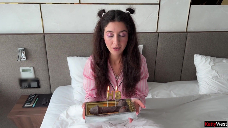 Katty West: Doğum günün kutlu olsun, Katty West - büyük siyah bir penis...