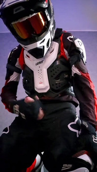 Nike sneakers baru dan perlengkapan motocross favoritku bikin aku sange berat