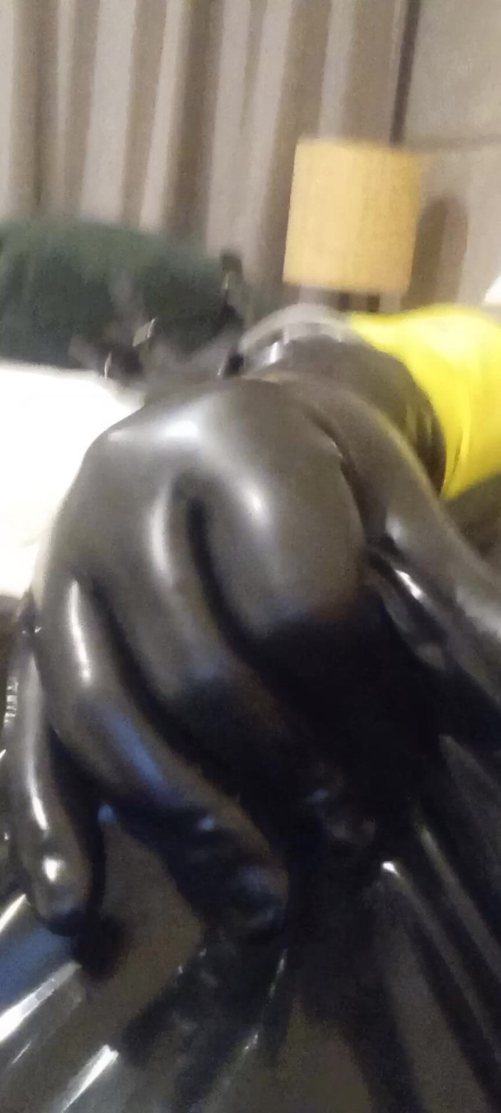 Latex Boy: Lateks Vis Drone Hotel