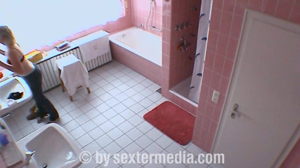 Sextermedia by Pete: Bionda amatoriale si masturba in bagno