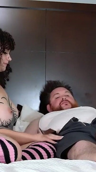 Une tatoueuse à petite bite reçoit une offre surprise