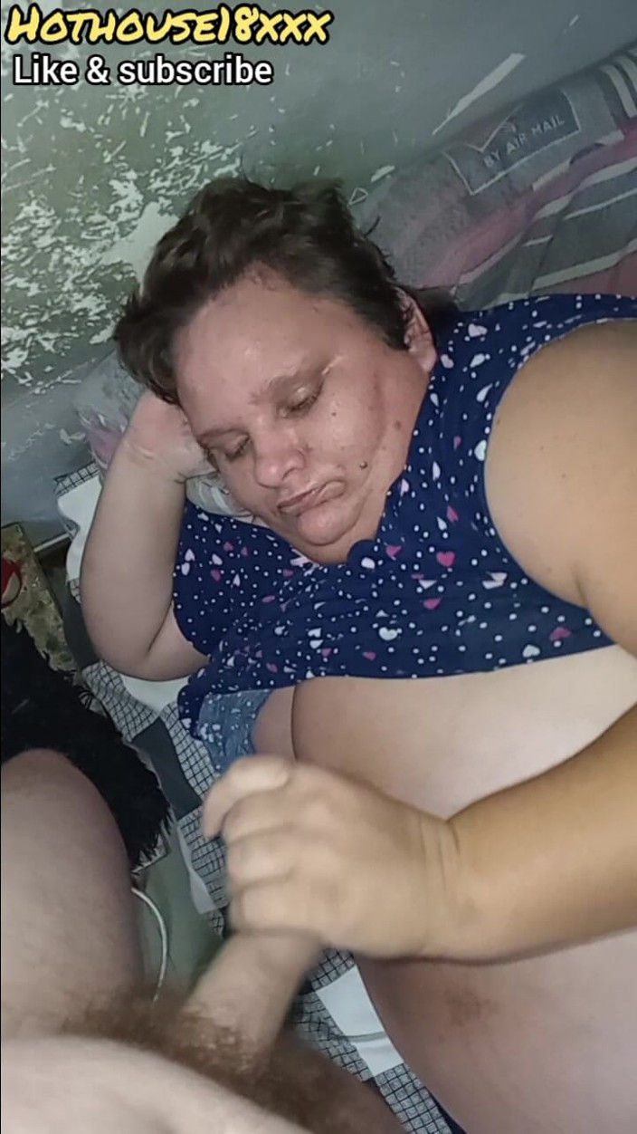 hothouse18xxx: Une belle-mère fait une branlette à son beau-fils et éjacule sur ses...