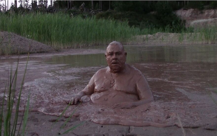 Muddy chubby: Mandi lumpur di kolam lumpur dalam di lubang kerikil