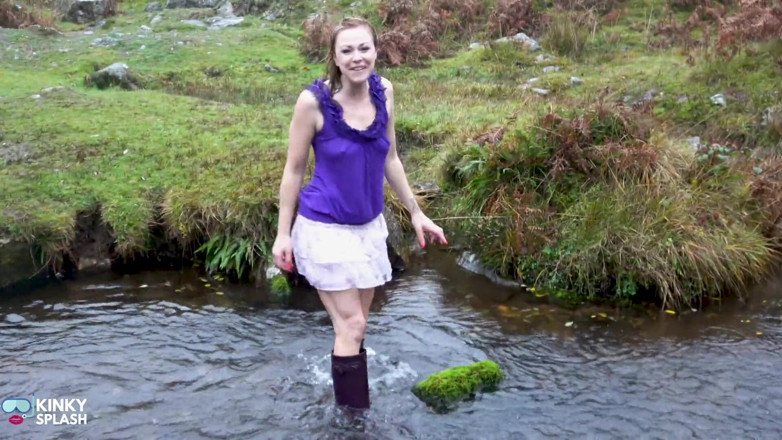 UKCuteGirl Lucy Lauren: Welly Sploshing in Boots and No Panties!