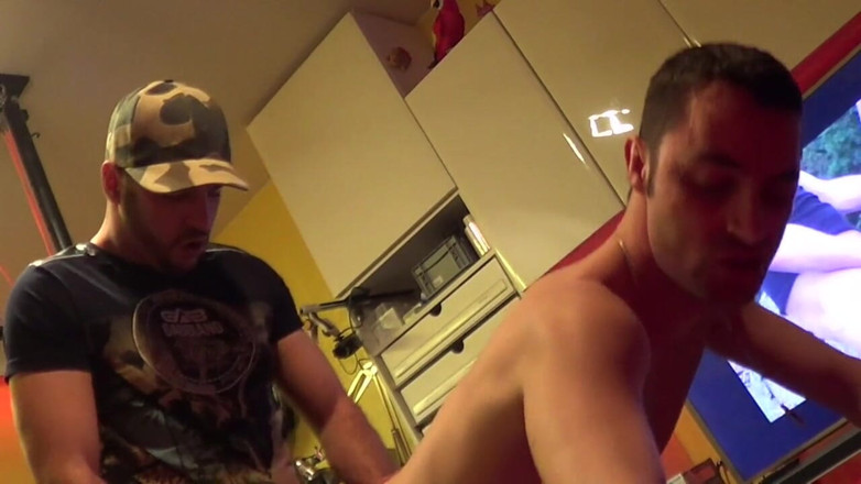Gaybareback: Kosmin scopata senza preservativo da un arabo etero