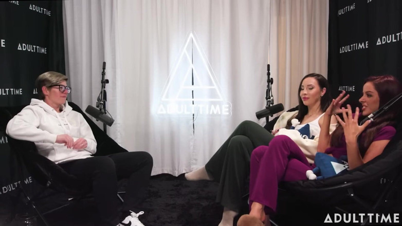 Adult Time Podcast: Podcast de stars du après une rencontre lesbienne ! | Vanna Bardot...