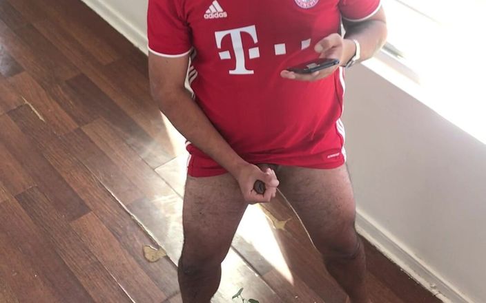 Hardnoisex: Geile voetbalcoach betrapt op het aftrekken naast het dakraam tijdens...