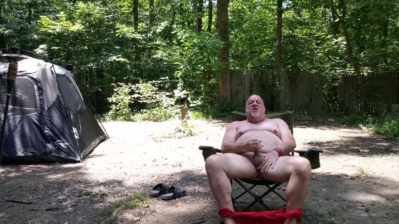 Kennie Jai: Kennie Jai atrapa a un oso en el bosque masturbándose...