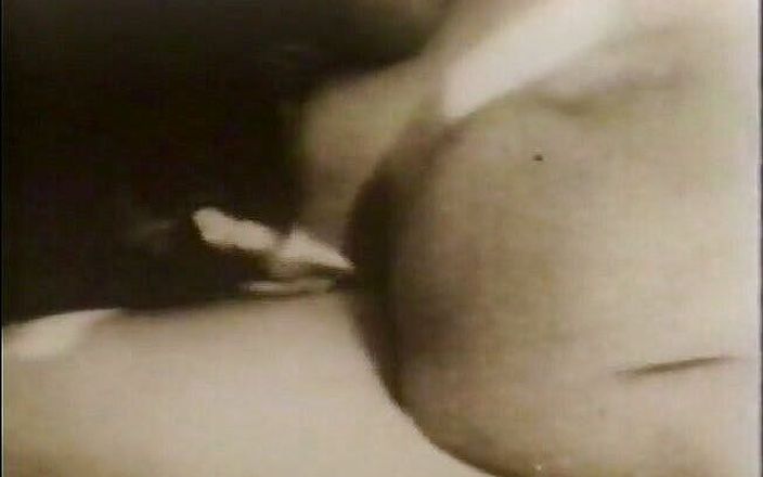 Alfacontent: Brunetka lisica ssie i jedzie penisa w prawdziwym vintage wideo