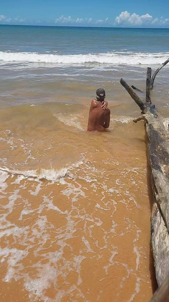 Ladysilvas: Naga Ladysilva na plaży pokazując jej opalony gorący tyłek z...