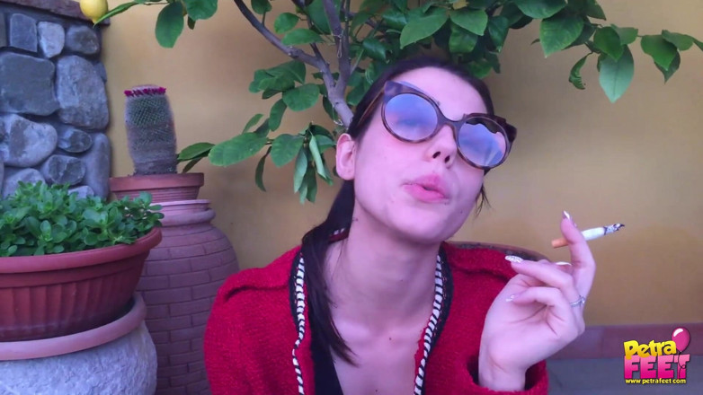 Smokin Fetish: Adorabilă gagică brunetă care își fumează trabuc în aer liber