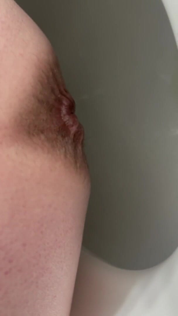 Countryside porn: Matrigna matura si spoglia e fa pipì in bagno