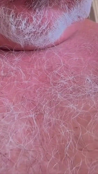 Gorda grande barriga masculina barbudo de olhos azuis pepino grande com bolas de touro