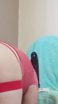 Aku sangat terangsang, dan aku hanya ingin memiliki dua dildo di pantatku.