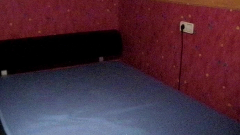 Mark Hannes: Masturbation sur un lit coulissant