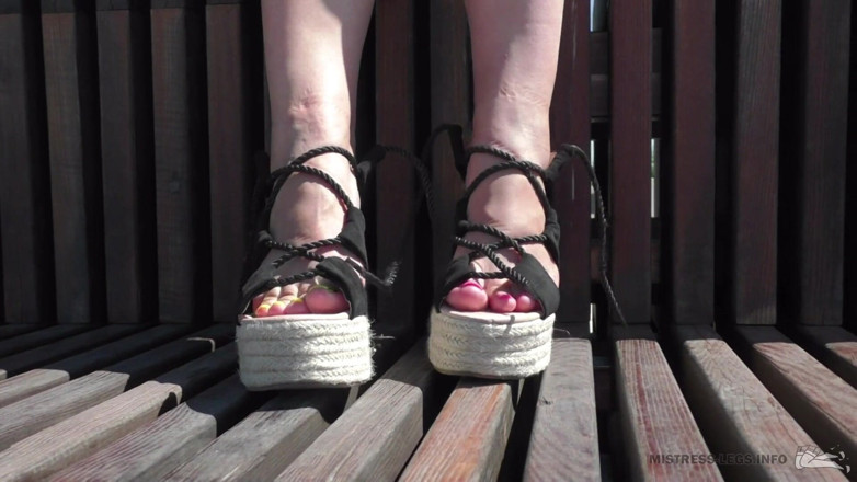 Mistress Legs: Puan terdedah kaki di taman