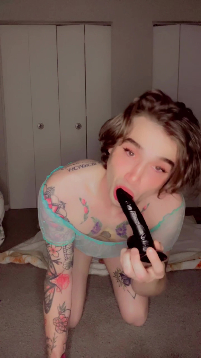 Tessa Rivers: Sissy Tessa Rivers Deep Throats dildo a šuká jí zadek